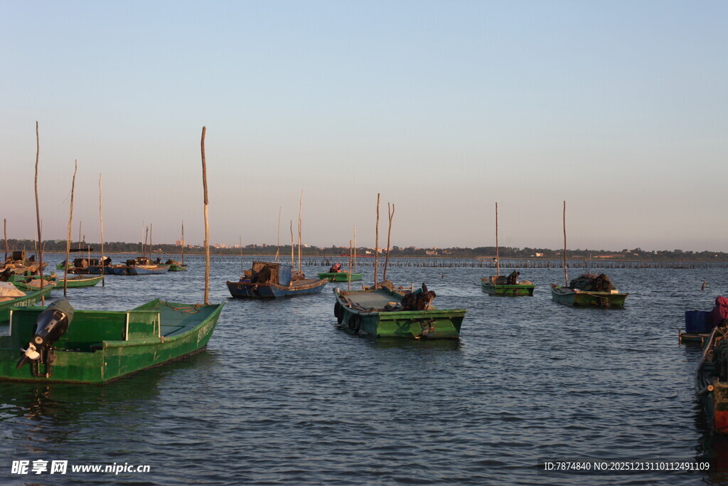 海上停泊的多彩船只