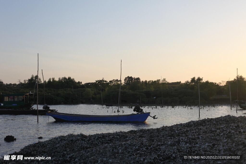 黄昏湖畔停泊的小船
