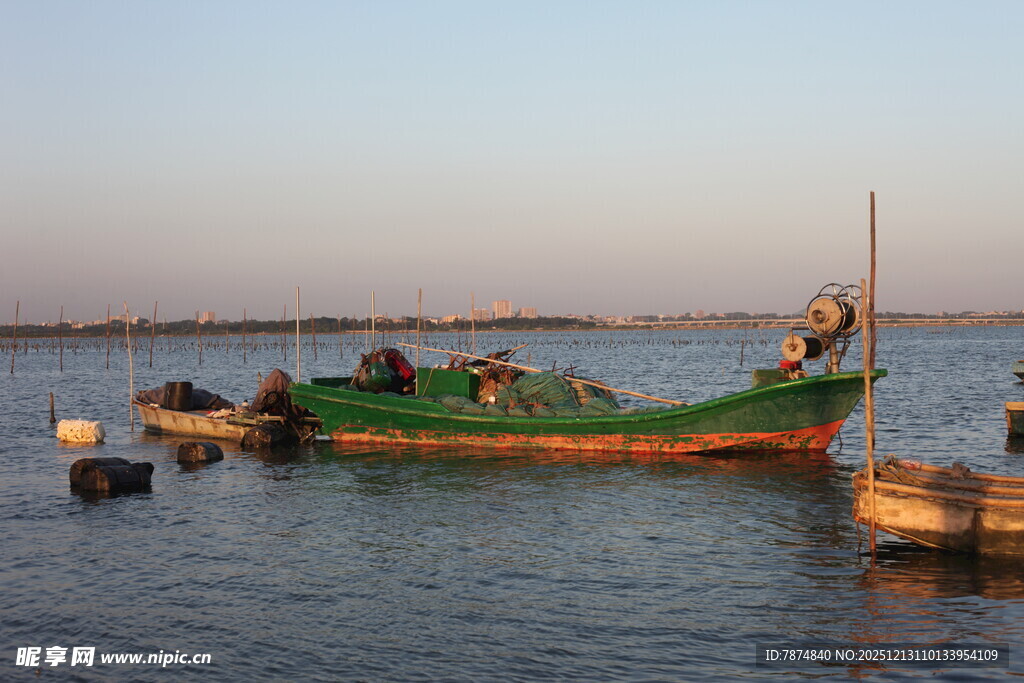 海港中的停泊渔船
