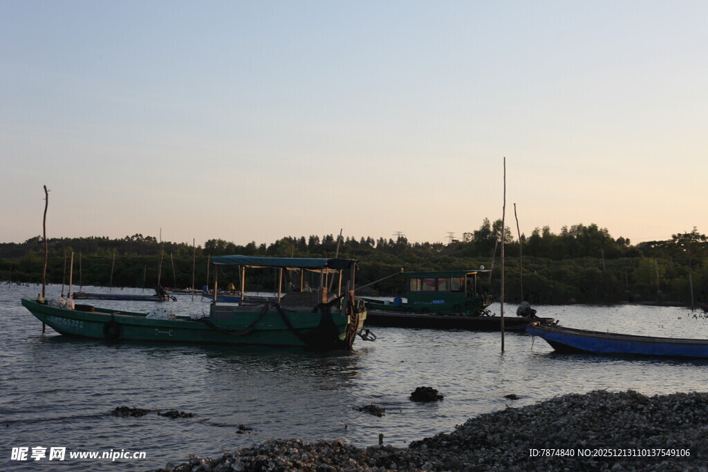 黄昏下停靠岸边的渔船