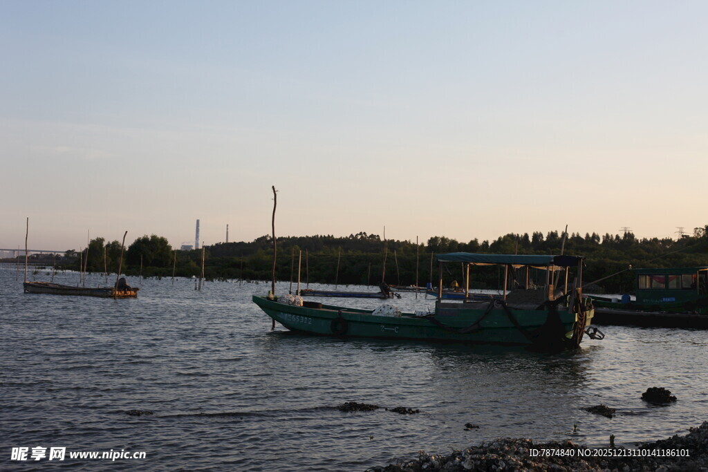 黄昏下的宁静港湾