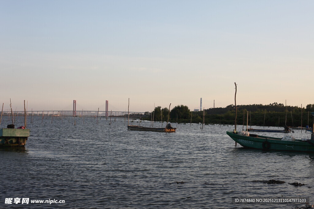 海上船只与远处桥梁景观