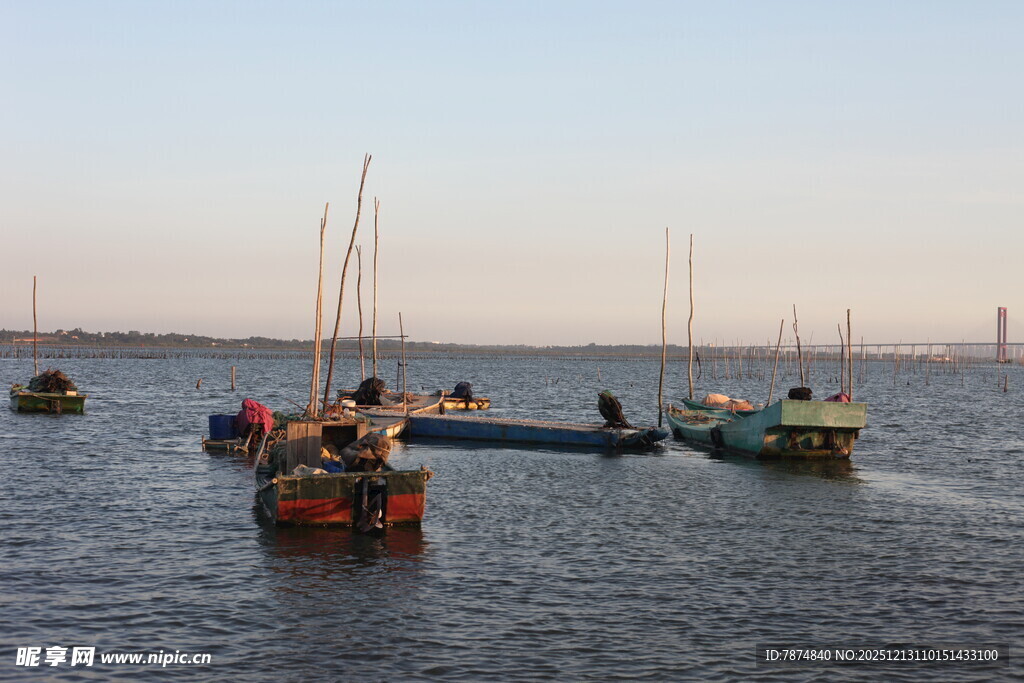 海上停泊的多彩船只