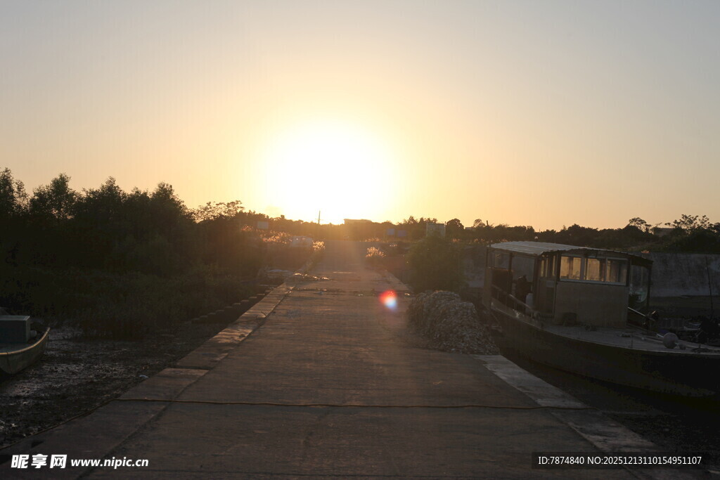 夕阳下的公路景象