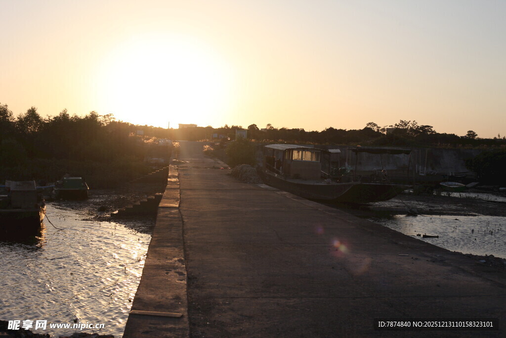 夕阳下的河畔道路