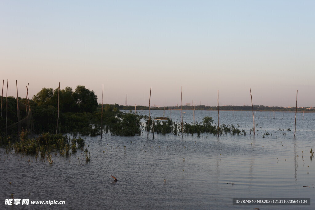 黄昏水边景致