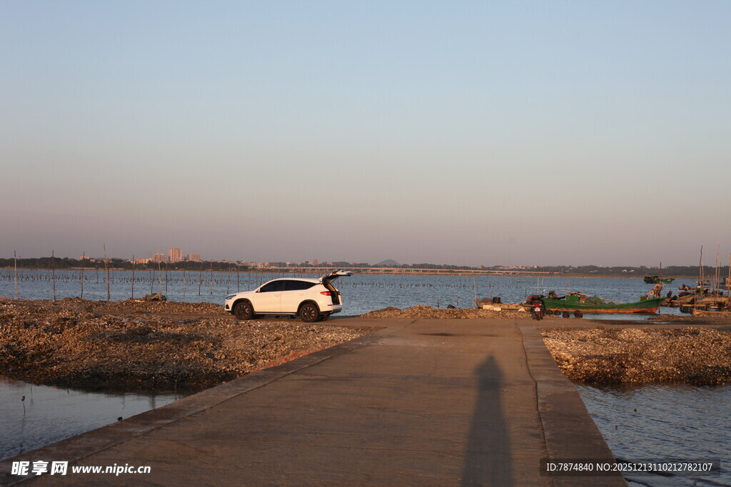 公路尽头的白色汽车