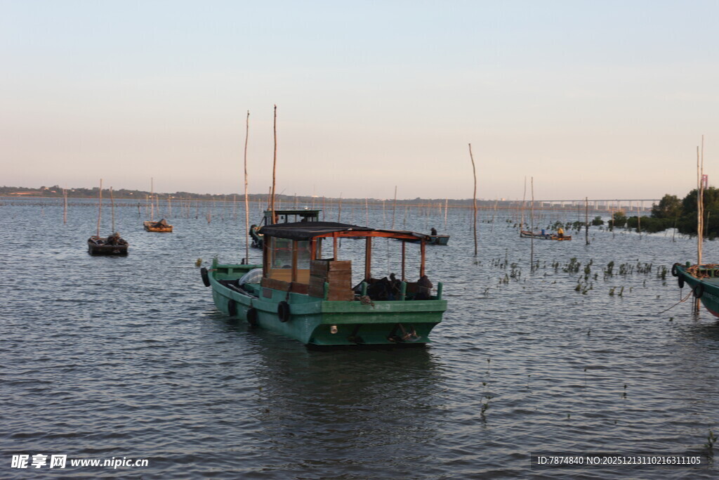 海上停泊的绿色渔船