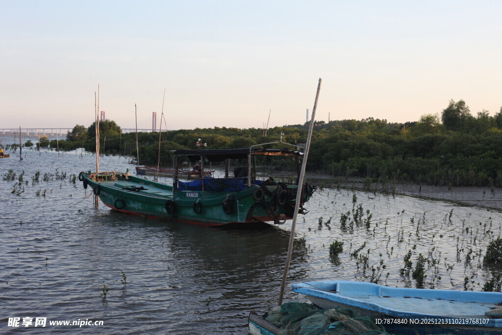 河畔停泊的多彩船只