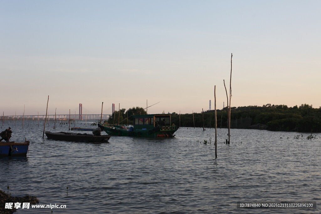 黄昏下的宁静港湾