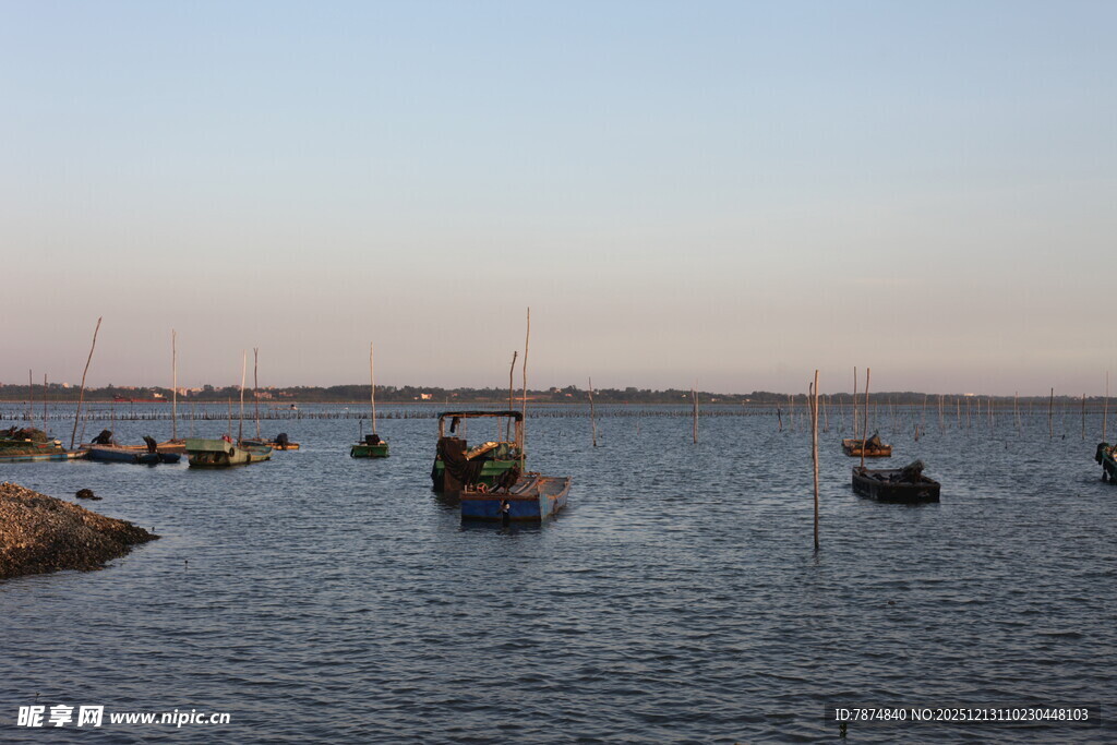 海上船只停泊的宁静画面