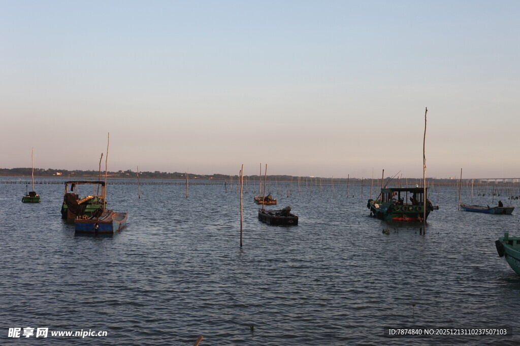 海上停泊的多彩船只