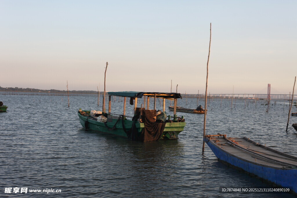海上停泊的小船