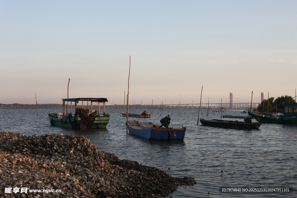 黄昏湖畔停泊的几艘小船