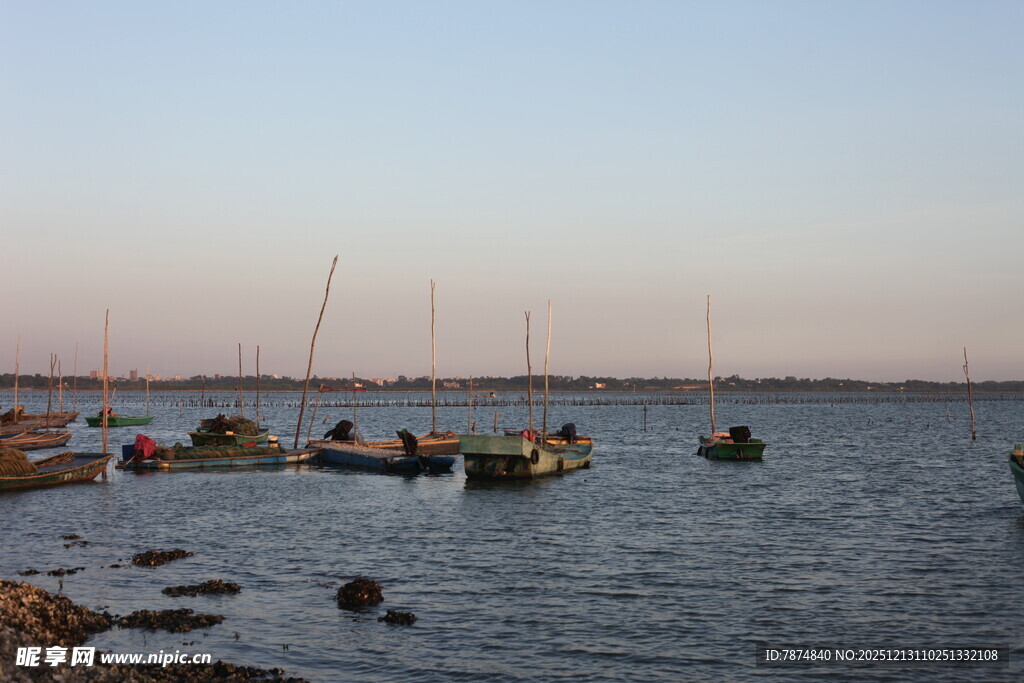 海边停泊的船只与宁静景致