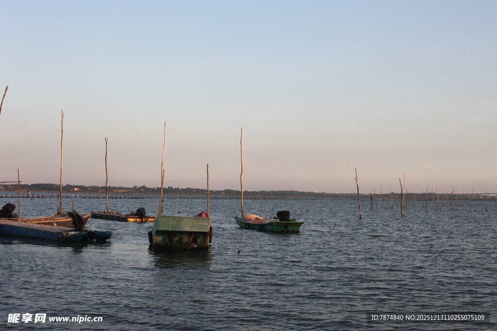 黄昏下宁静的港湾与船只