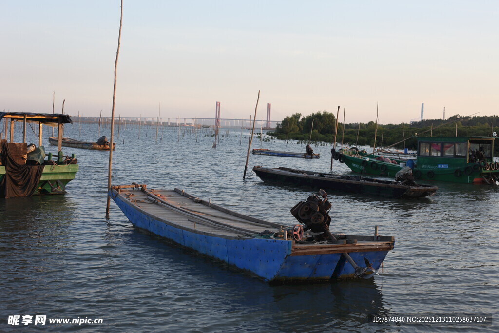水面停泊的多彩小船