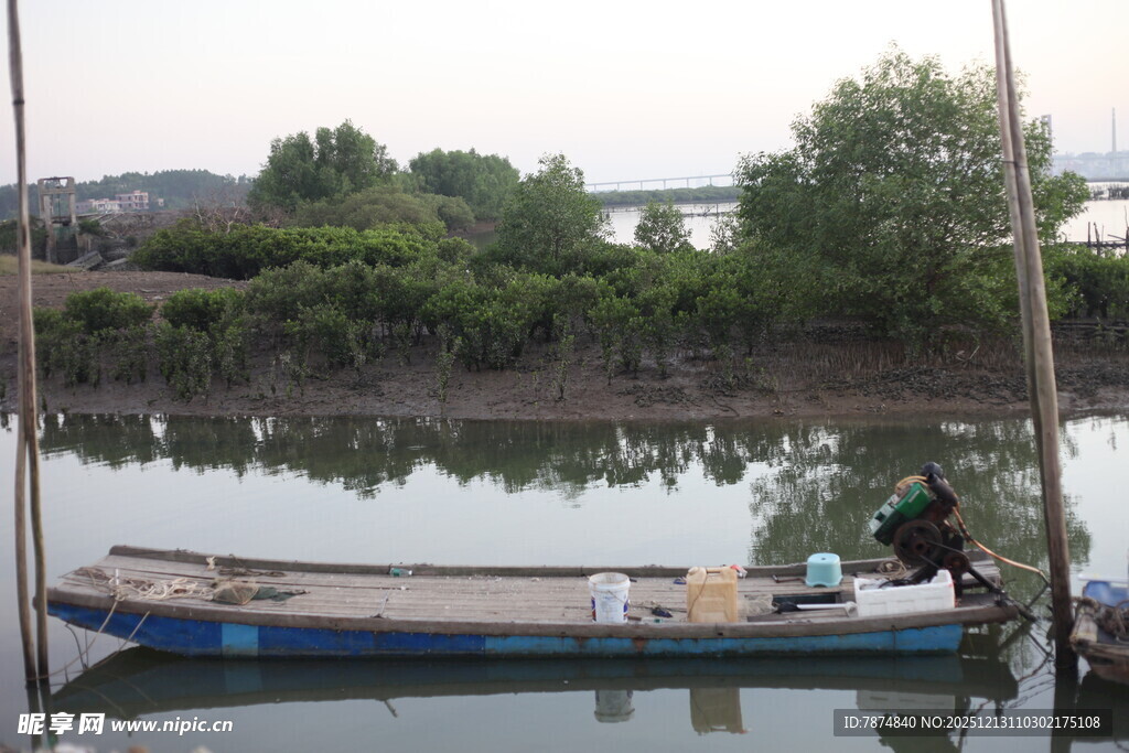 河边停泊的小船与垂钓者
