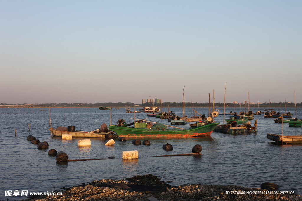 黄昏海港停泊的众多渔船