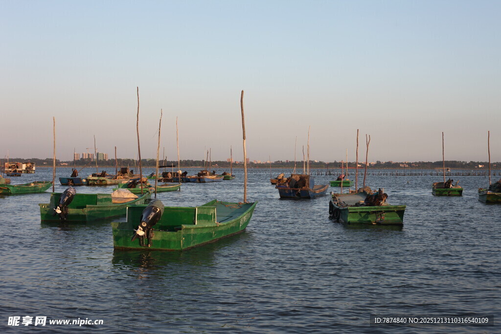 海上停泊的多彩船只