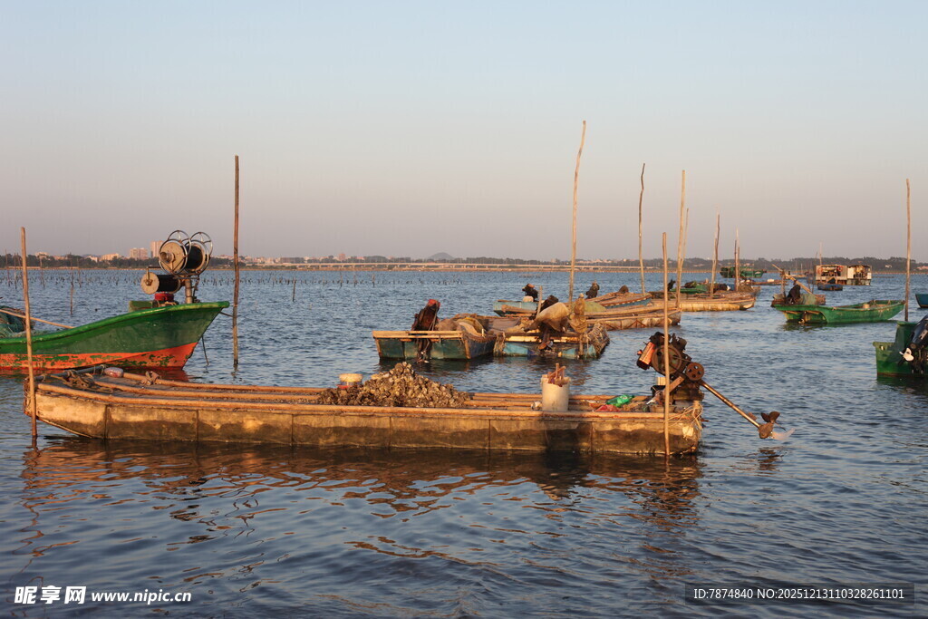 夕阳下的水上渔船场景