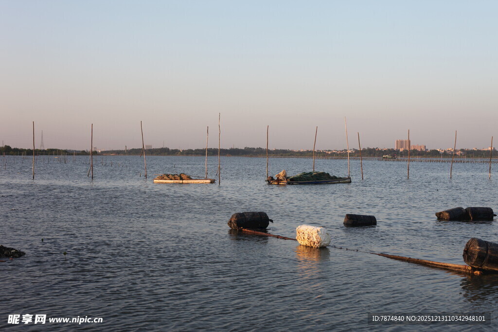 海上浮标与船只景象