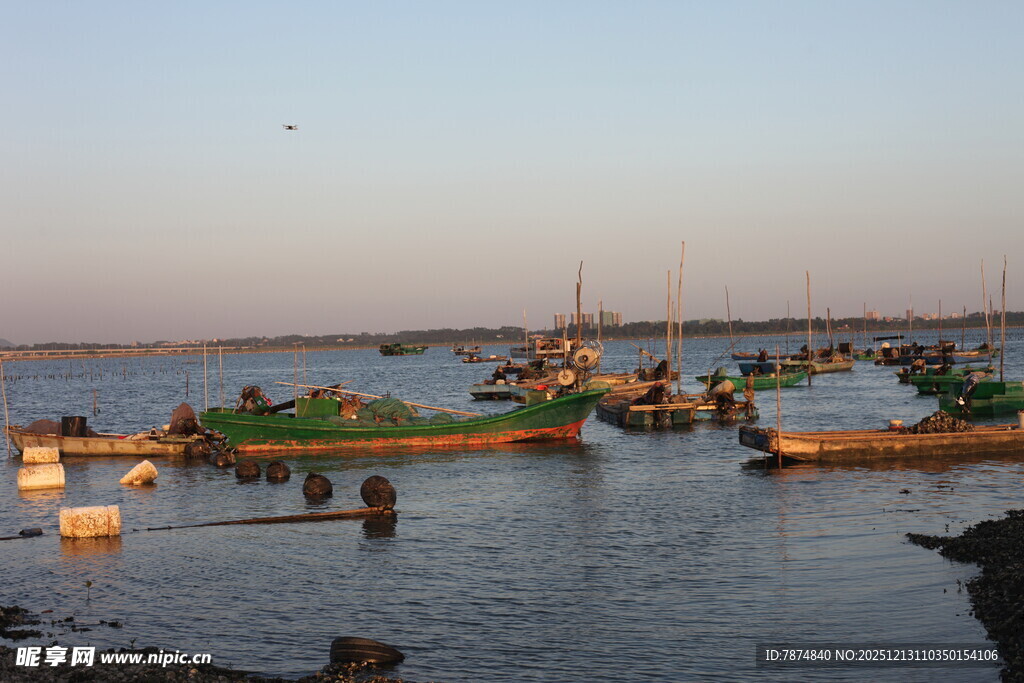 夕阳下的渔港景象