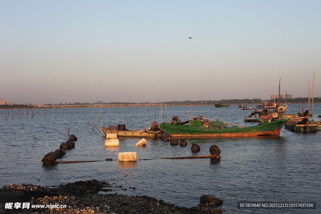 黄昏湖畔停泊的多彩船只