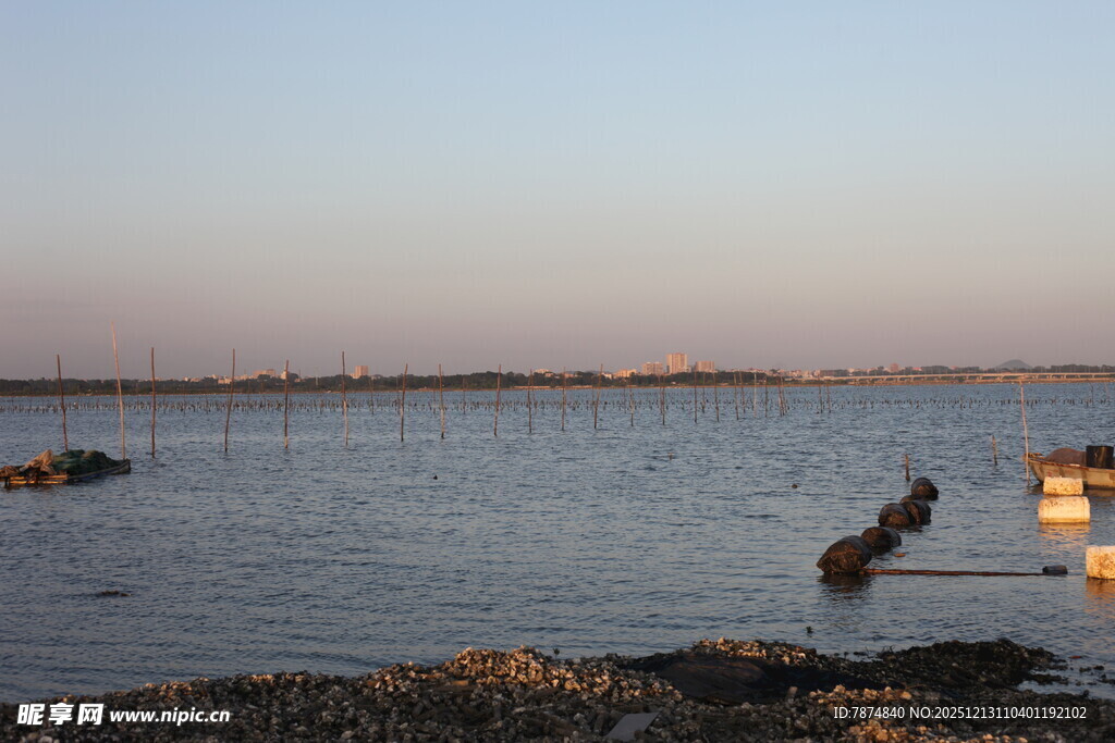 黄昏下的宁静水域景象
