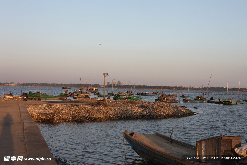 黄昏下的宁静水边码头