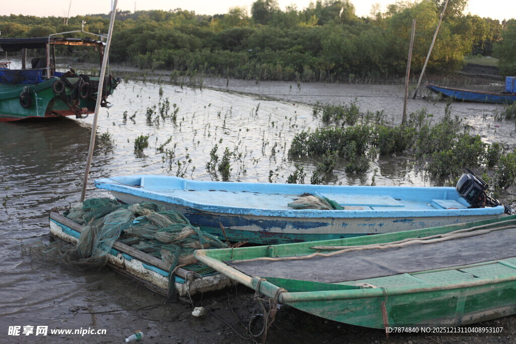 河畔停泊的多彩船只