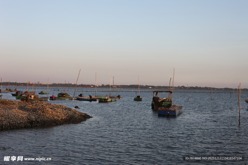 黄昏海港停泊的船只
