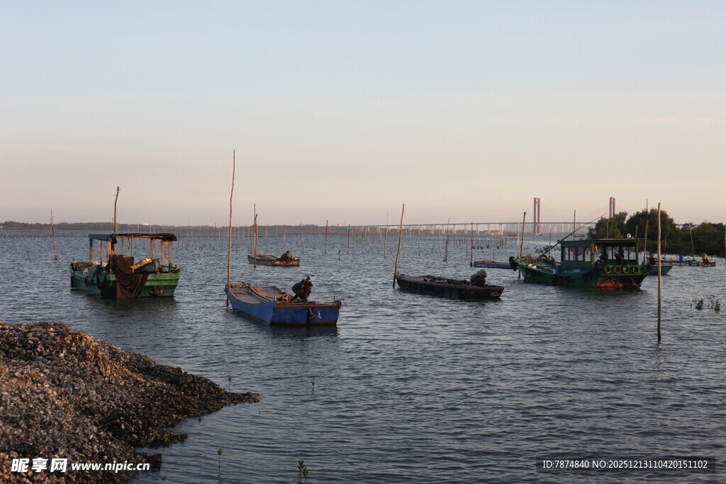 黄昏下的宁静水面渔船景