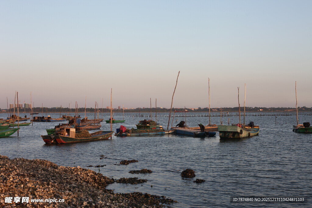 黄昏海港停泊的多艘船只