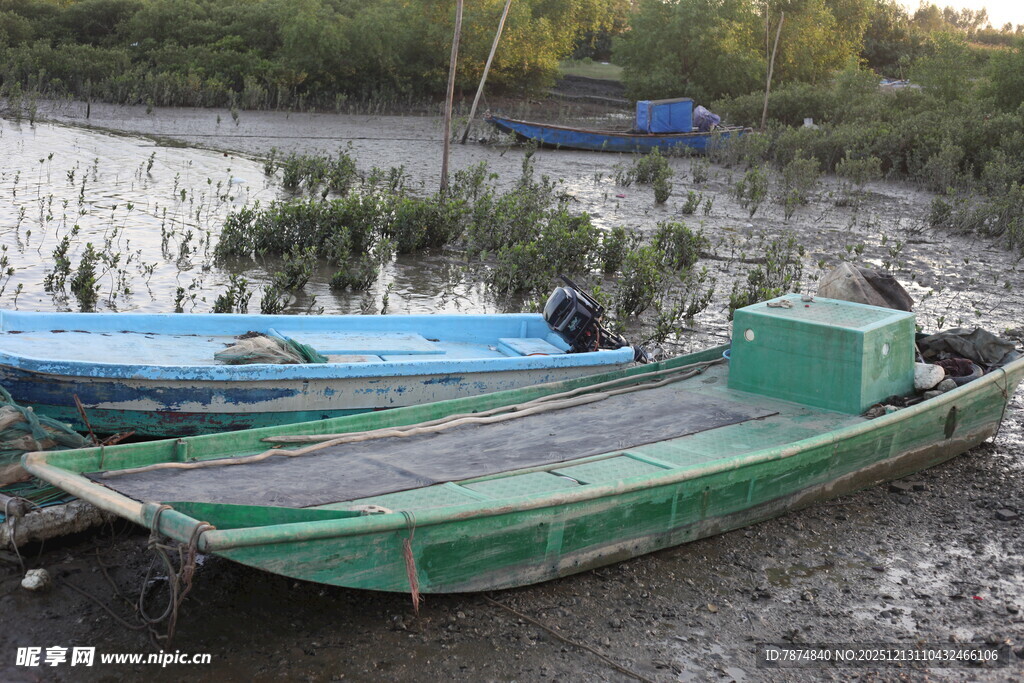岸边停靠的蓝绿两艘小船