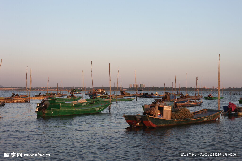 黄昏海港中的多彩船只