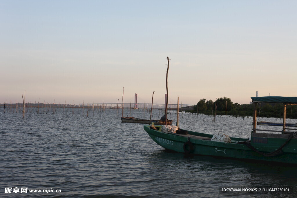 黄昏海面的停泊小船