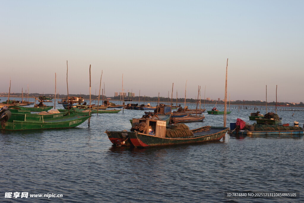 海上停泊的多彩渔船