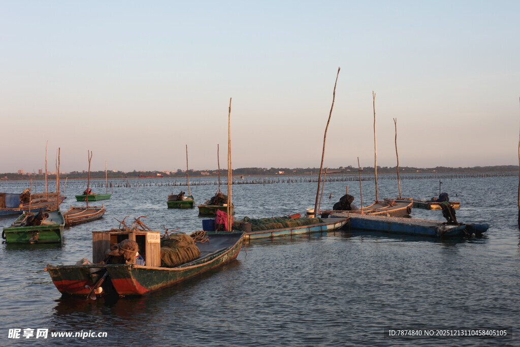 海上渔船停泊景象