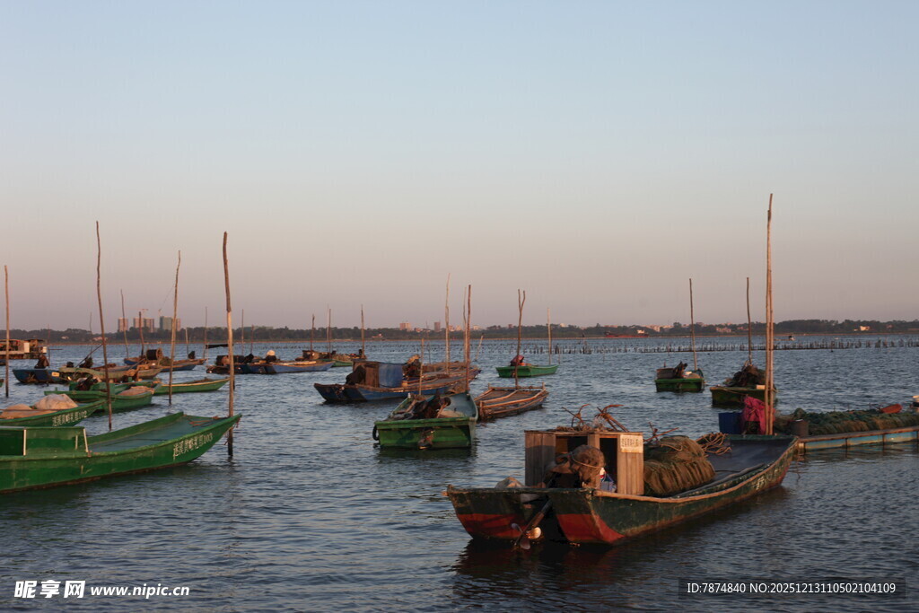 黄昏海港停泊的多彩渔船