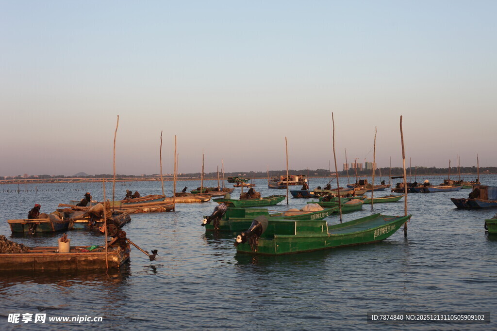 黄昏下停泊的多彩渔船