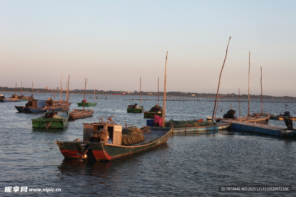 海上停泊的多彩船只
