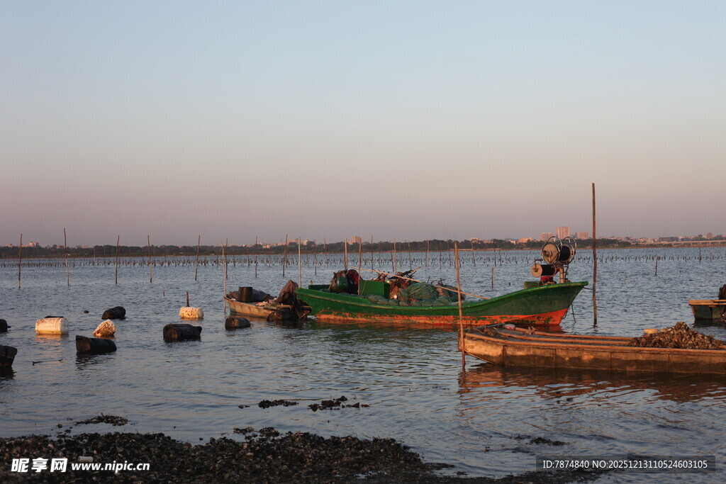 黄昏湖畔停泊的几艘小船