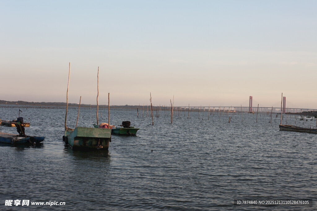 海上小船与远处的帆船