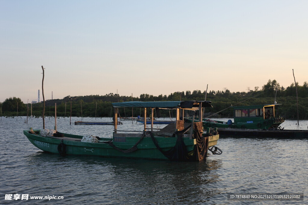 河畔停泊的船只