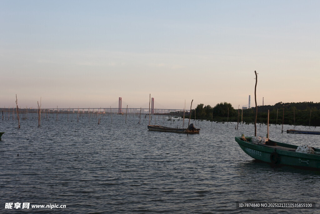 黄昏海港中的停泊船只