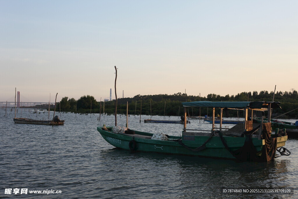 海上渔船静泊黄昏美景