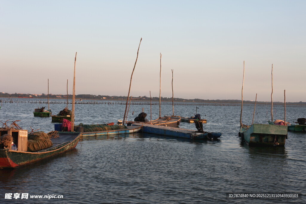 港湾中的停泊船只