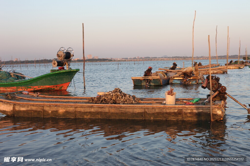 水上停泊的船只与码头