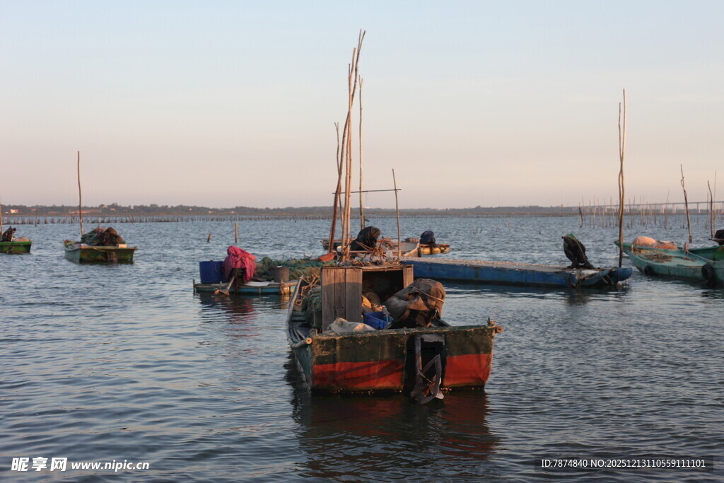 海上停泊的多彩渔船